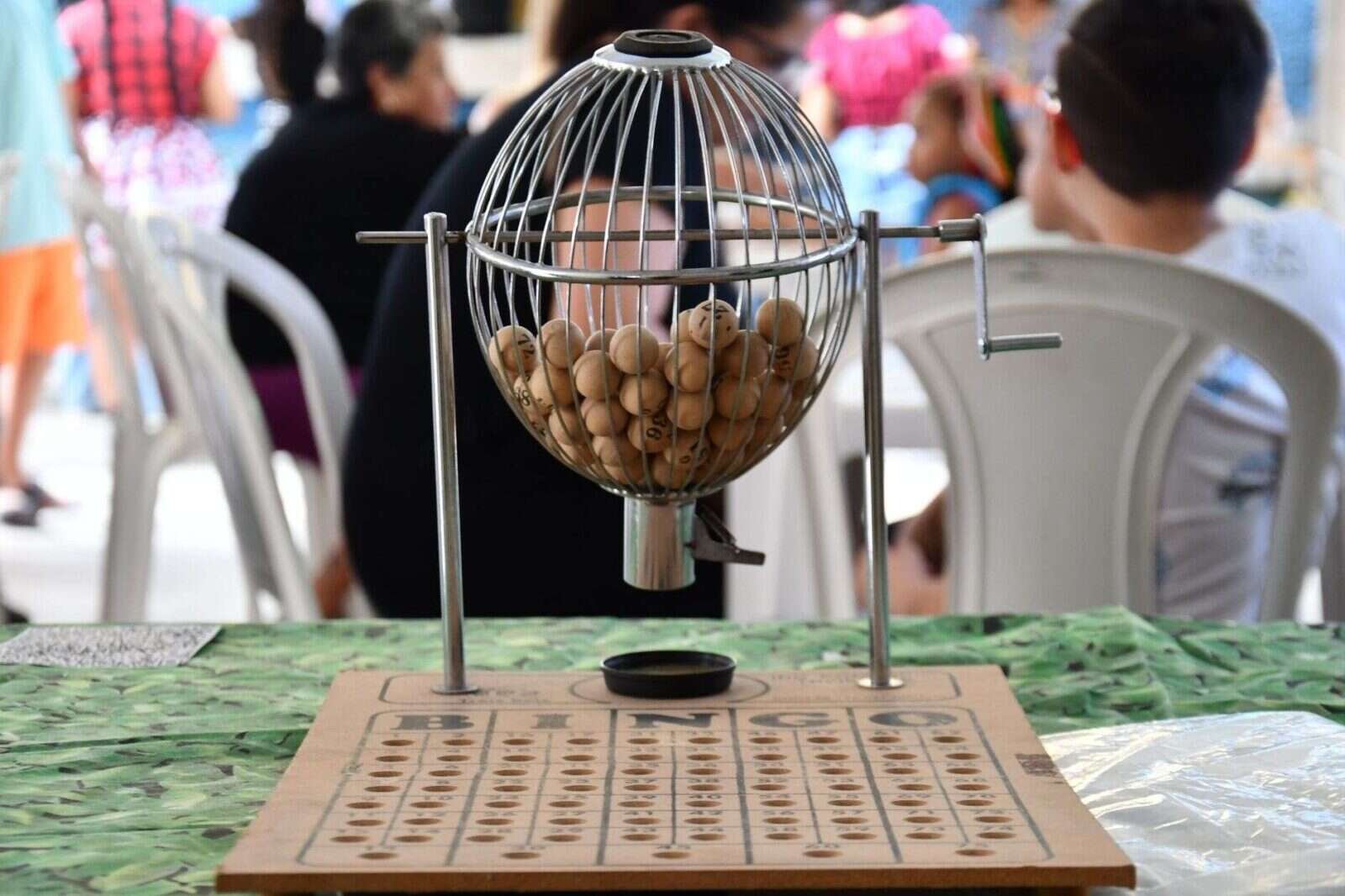 Bombo con bolas numeradas sobre una mesa