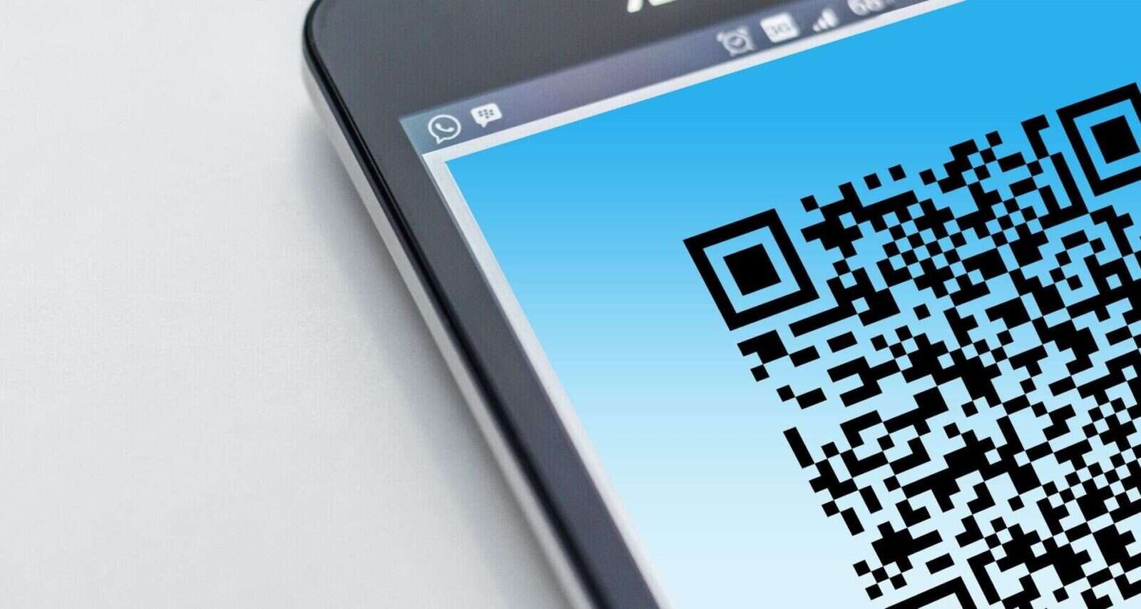 Teléfono móvil mostrando un código QR en la pantalla