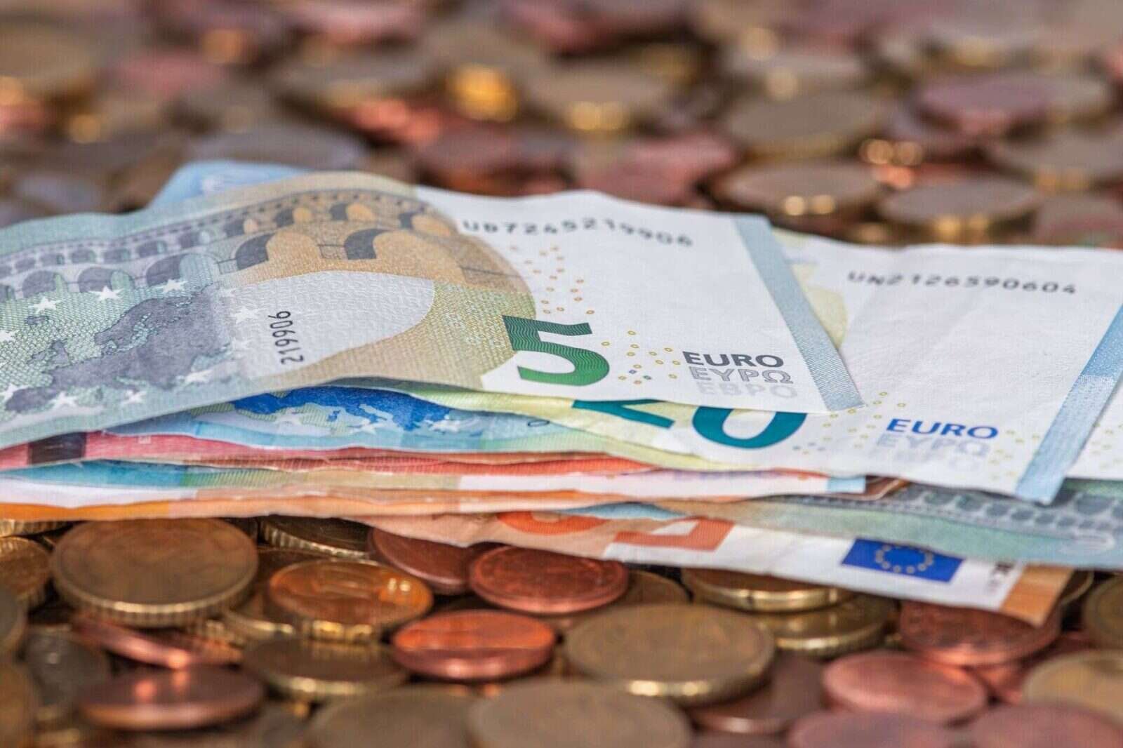 Billetes y monedas de euro sobre una superficie