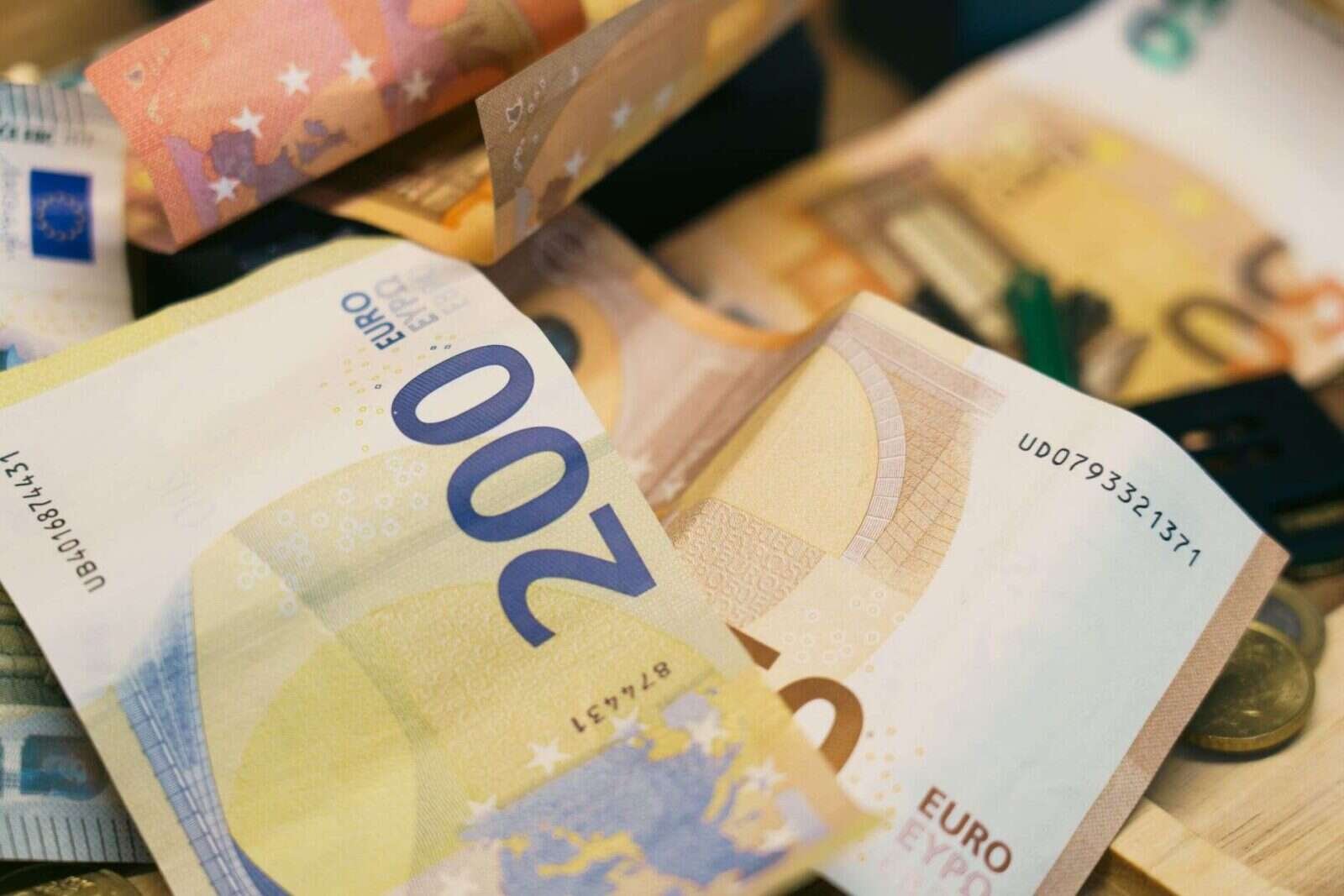 Montón de billetes de euro de distintos valores