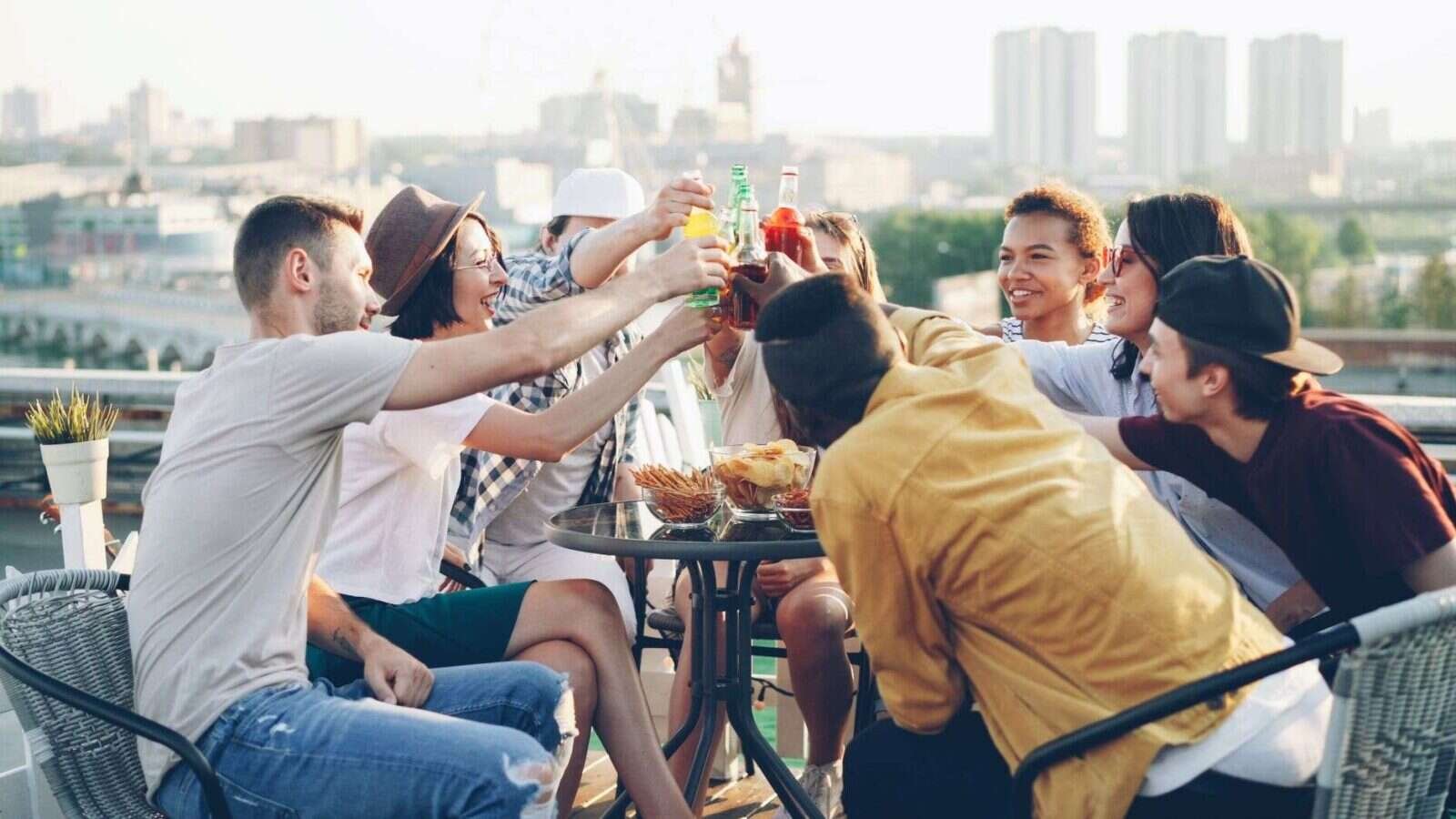 Grupo de amigos brindando juntos en una terraza