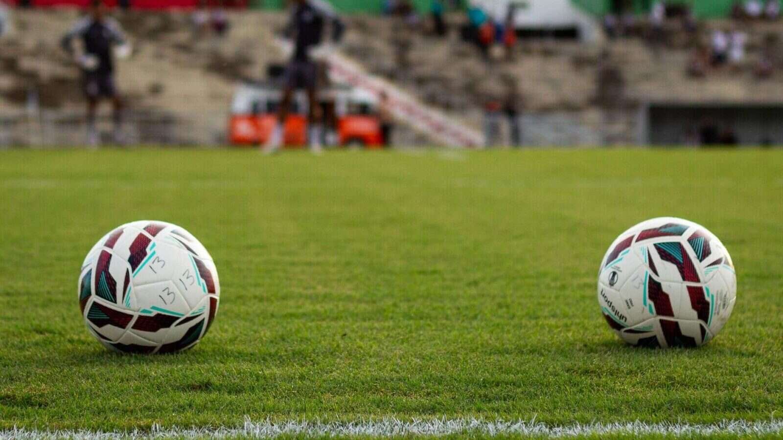 Dos balones de fútbol sobre el césped antes de un partido