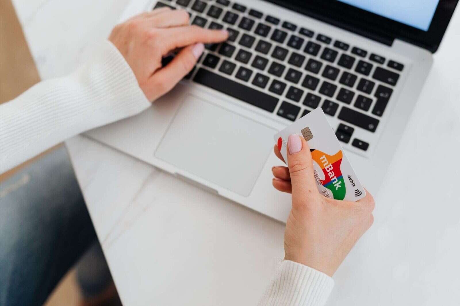 Persona comprando por internet con un portátil