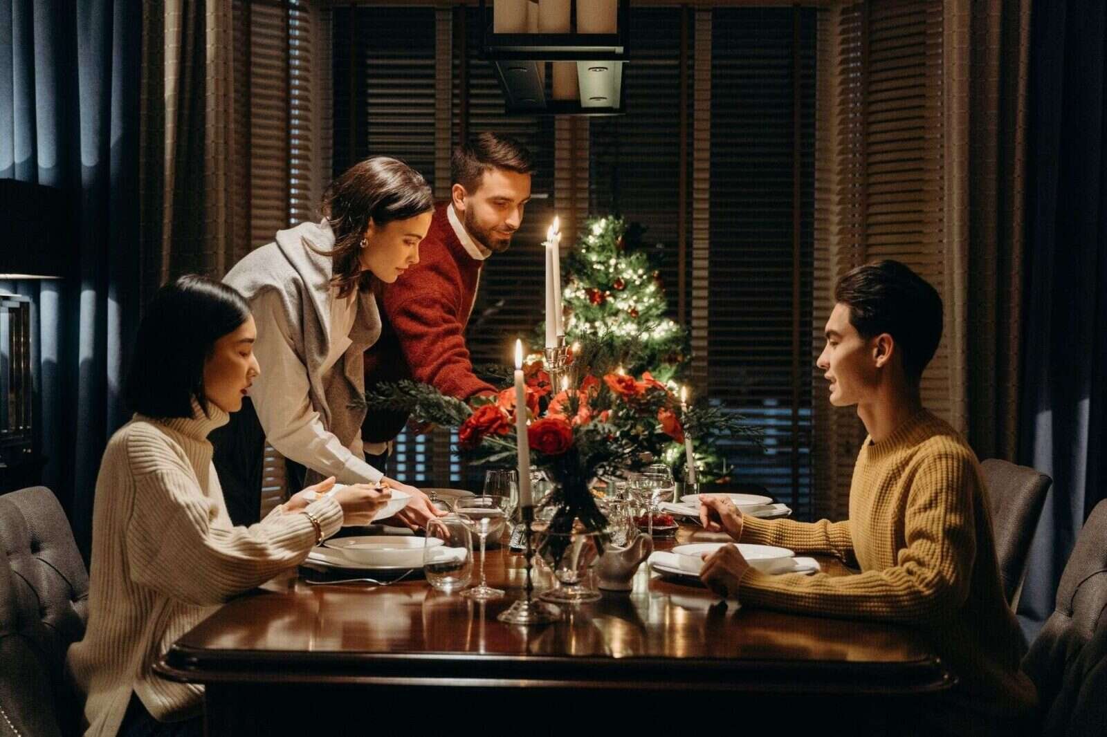 Amigos compartiendo una cena festiva alrededor de una mesa