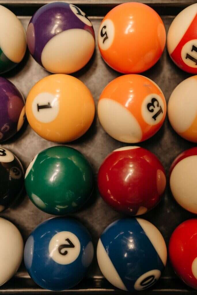 Bolas de colores numeradas ordenadas en cuadrícula