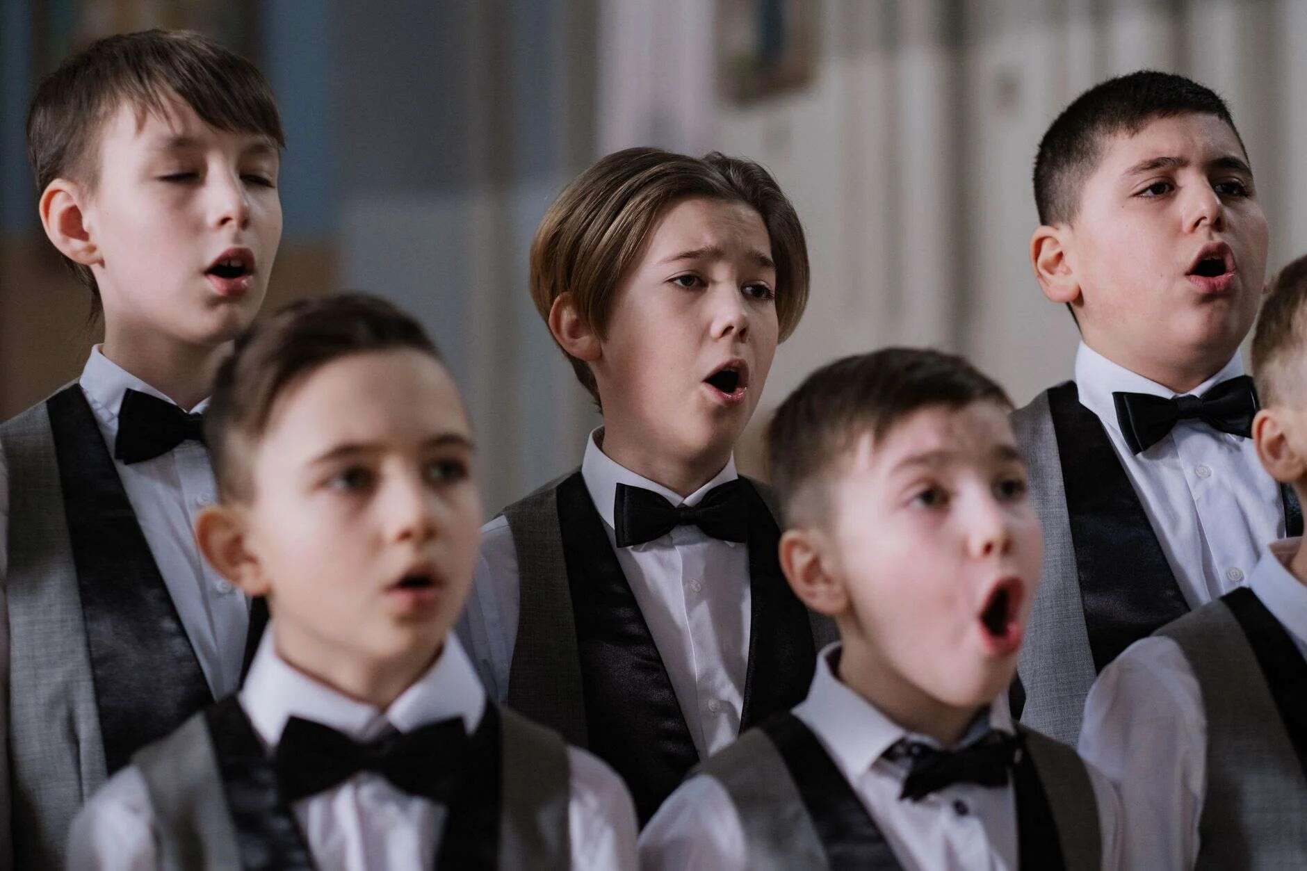 Coro de niños cantando en una sala