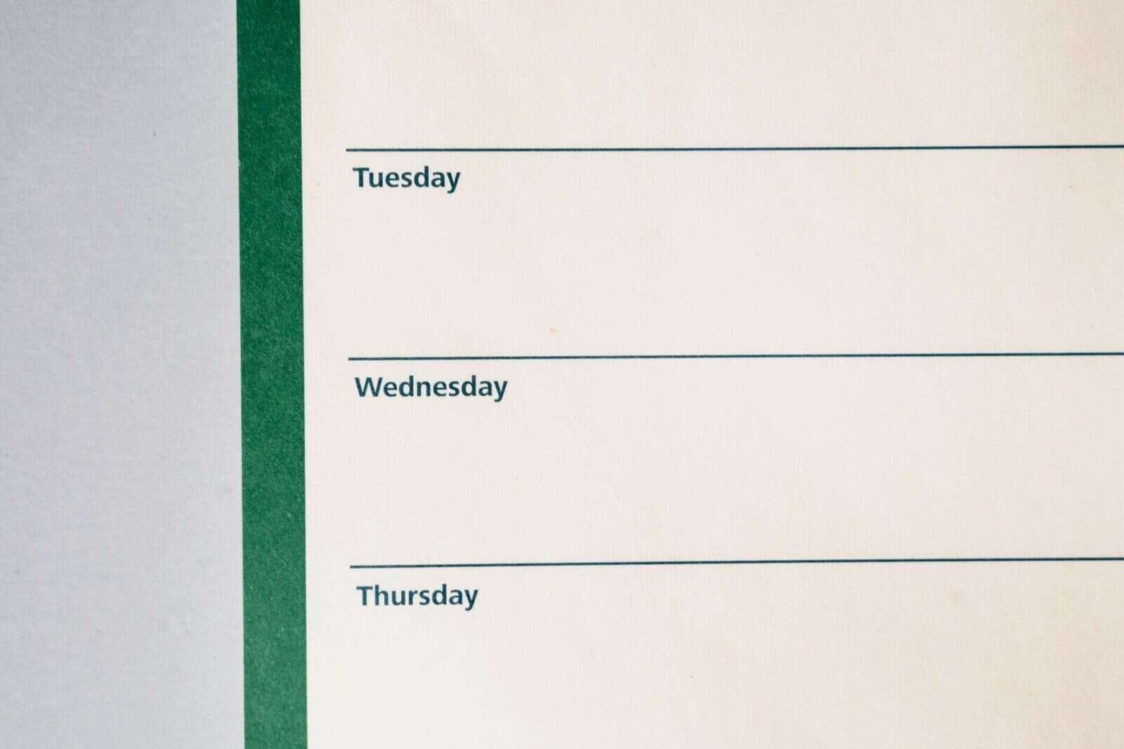 Agenda semanal minimalista con los días de la semana